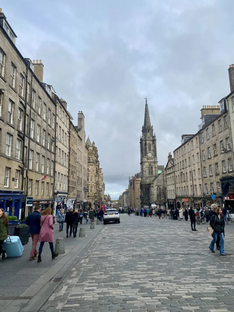 Royal Mile di Edimburgo con la Cattedrale di Sant’Egidio sullo sfondo