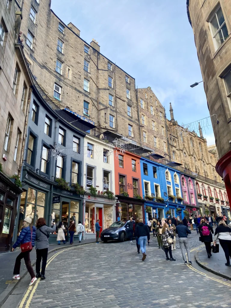 Victoria Street a Edimburgo, con facciate colorate e negozi locali