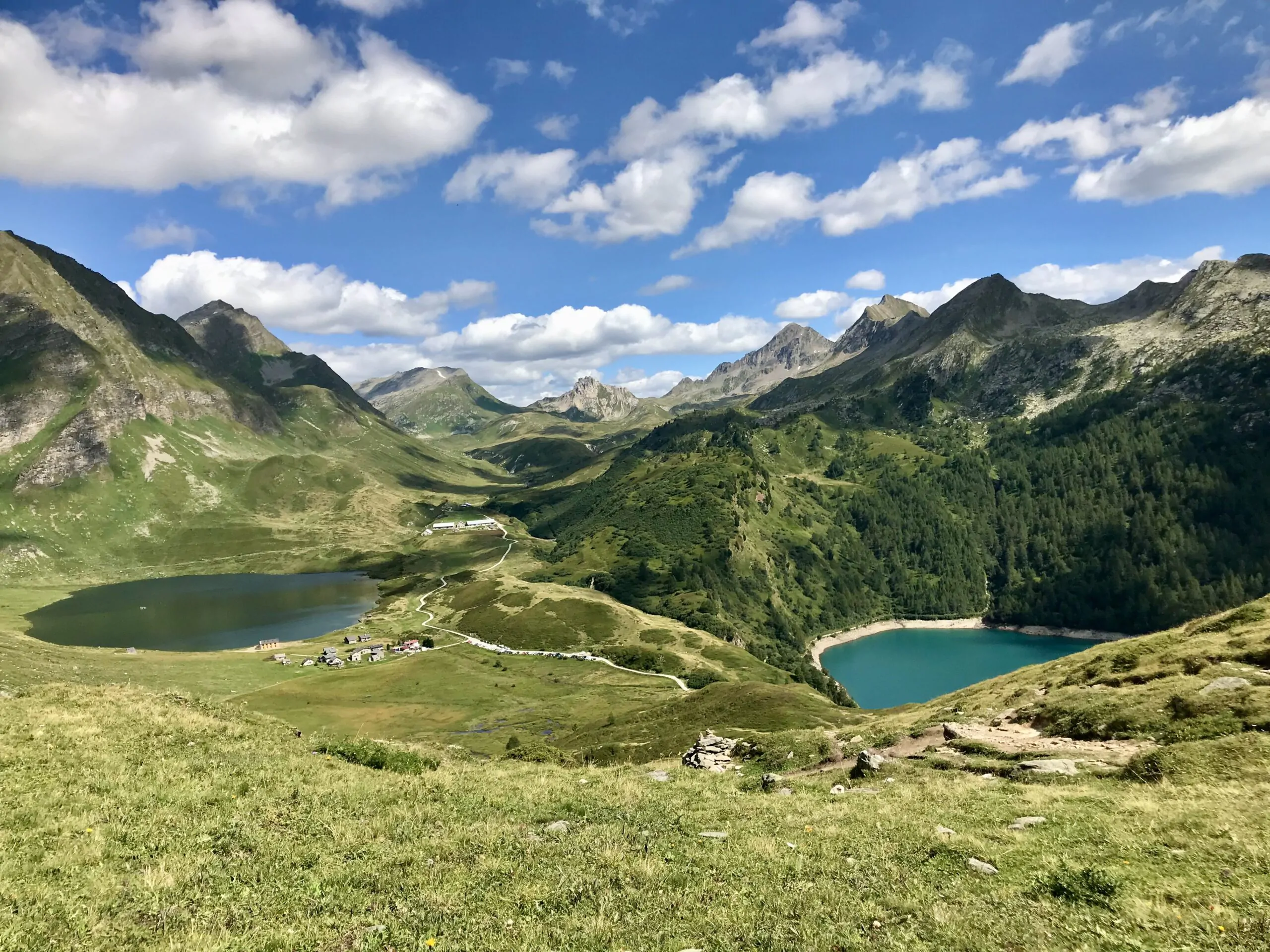 Vista panoramica sui laghi Cadagno e Ritom, con le montagne verdi della Val Piora sullo sfondo