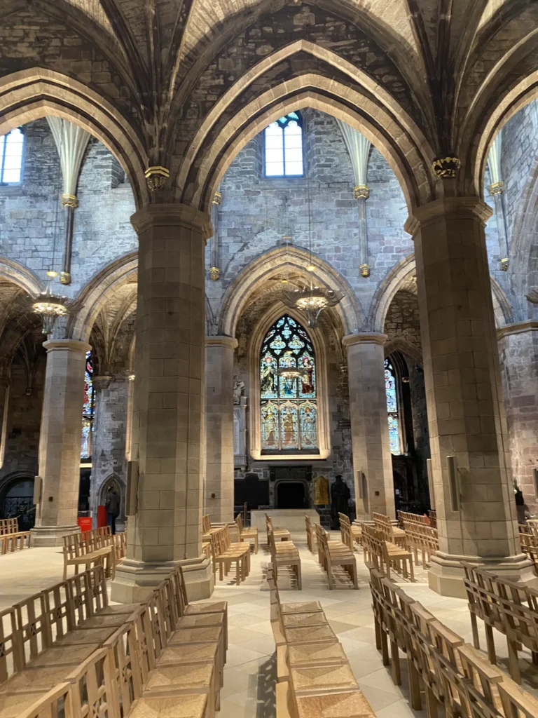Navata gotica della Cattedrale di Sant’Egidio a Edimburgo con vetrate