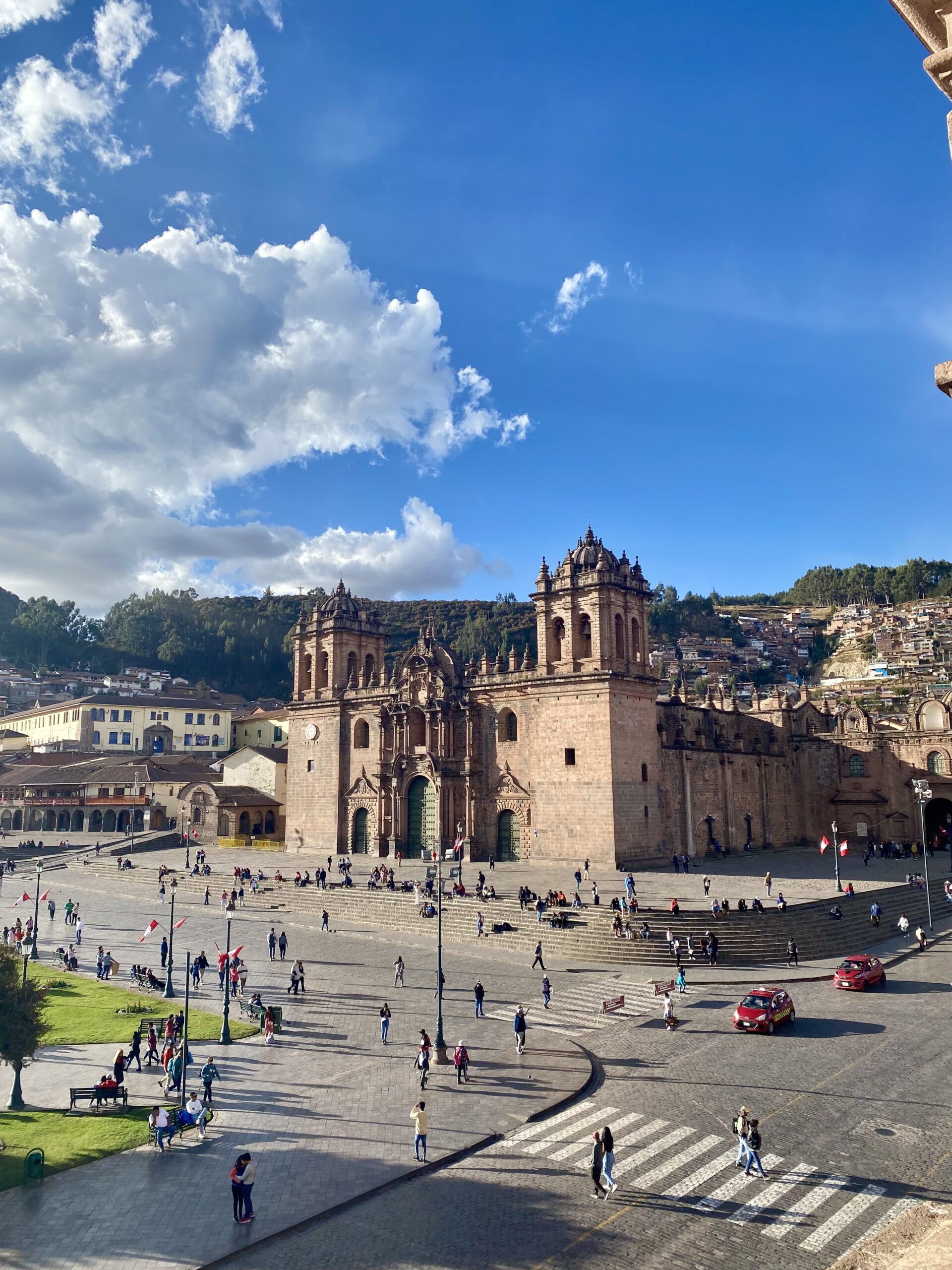 Vista su Plaza de Armas e la Cattedrale di Cusco al tramonto