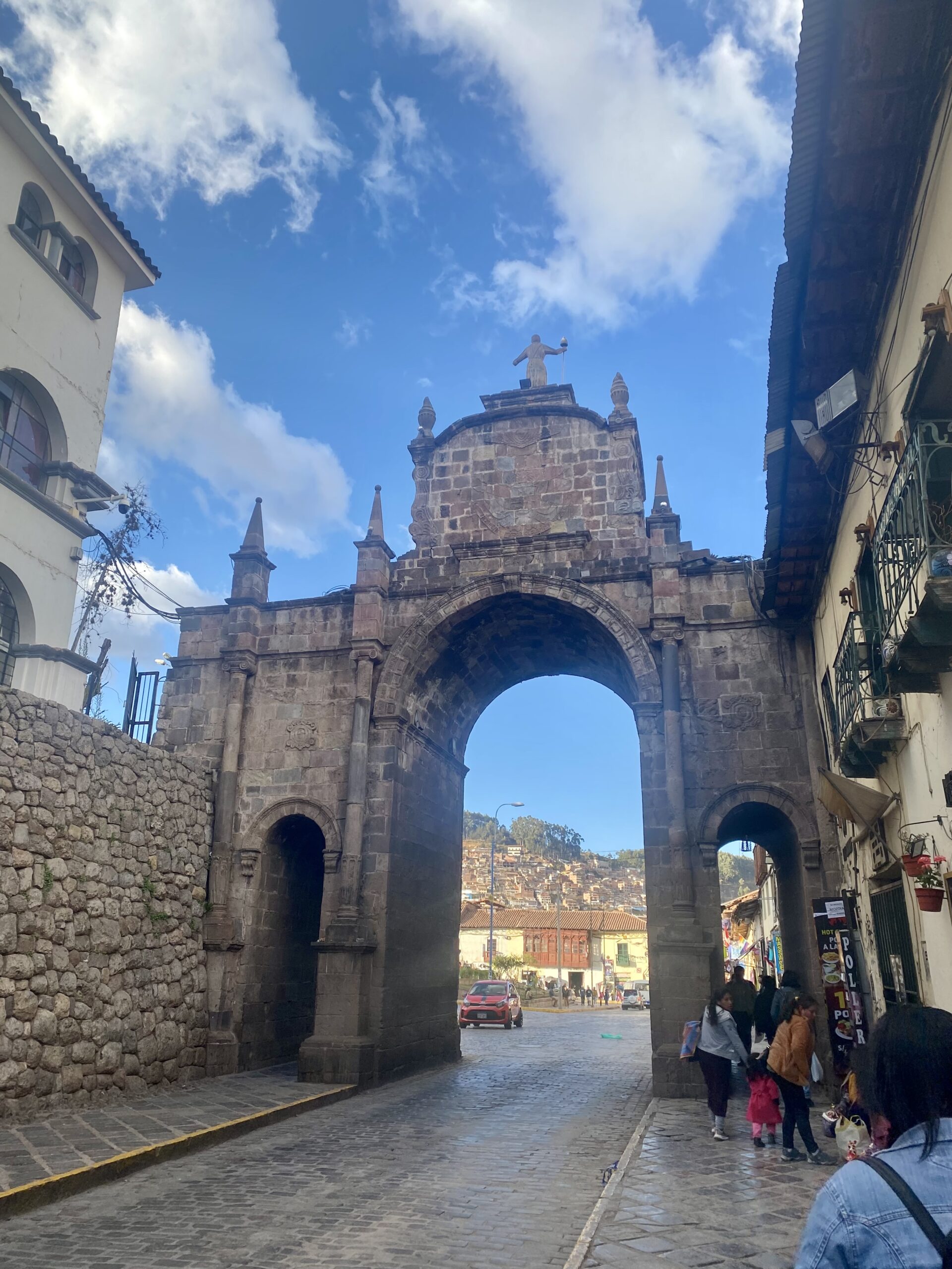 Arco di Santa Clara a Cusco con persone che attraversano
