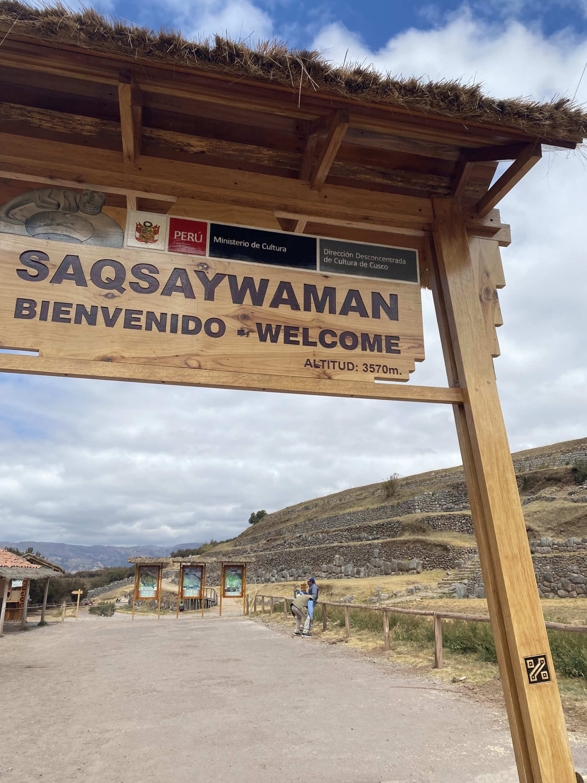 Ingresso del sito di Sacsayhuamán con altitudine e insegna
