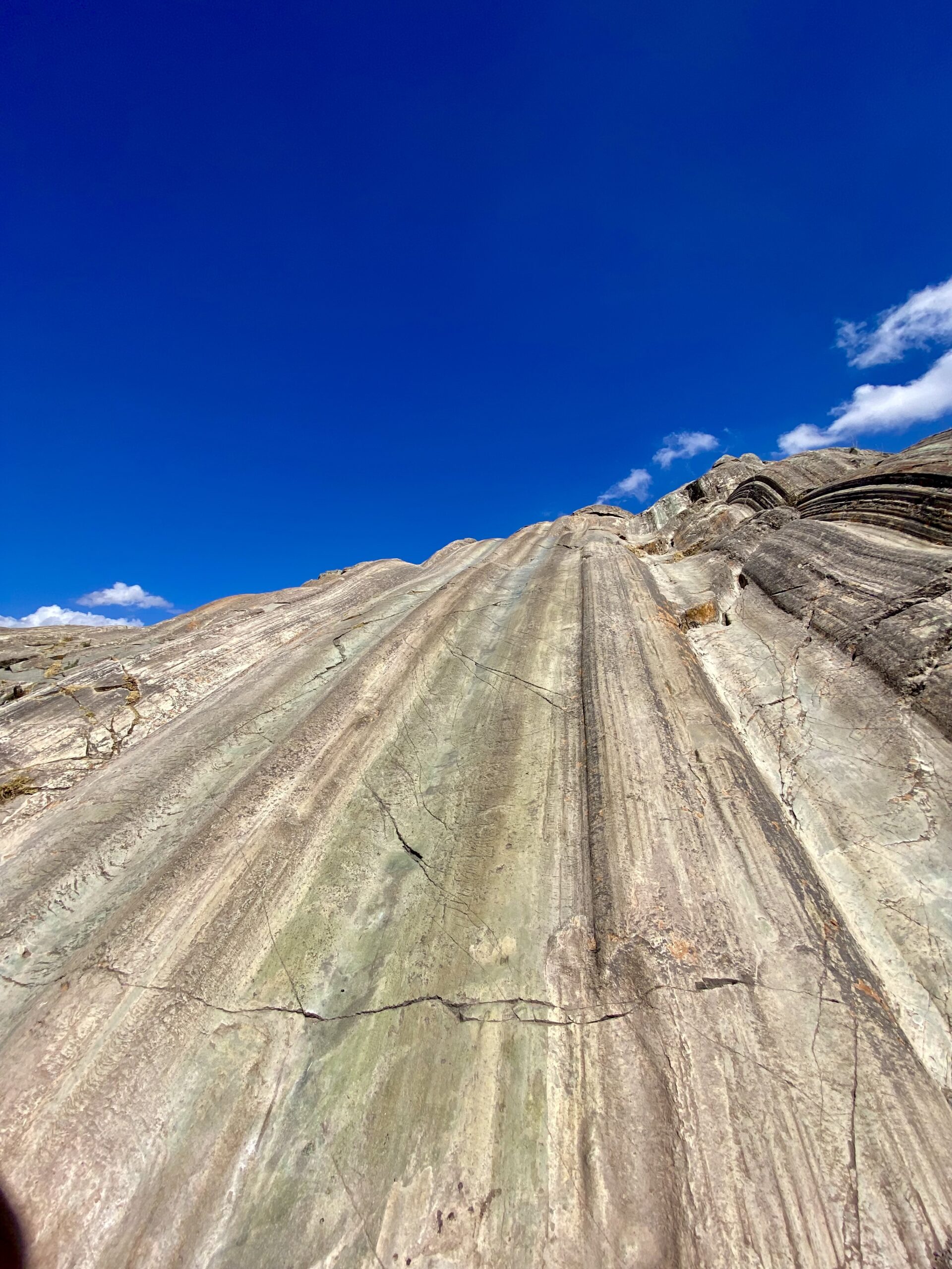 Roccia levigata nota come scivolo a Sacsayhuamán