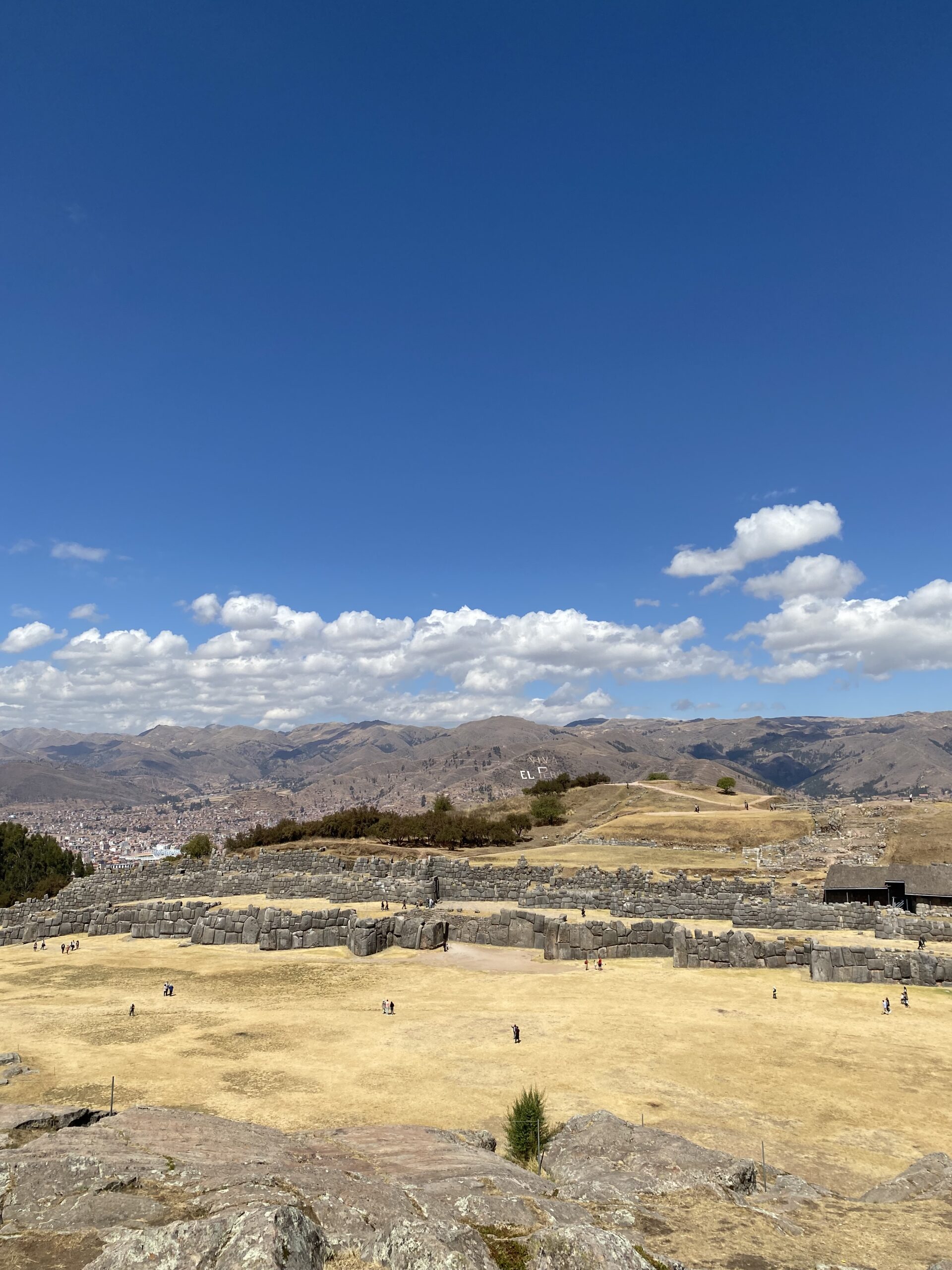 Panorama su Sacsayhuamán con Cusco e montagne sullo sfondo
