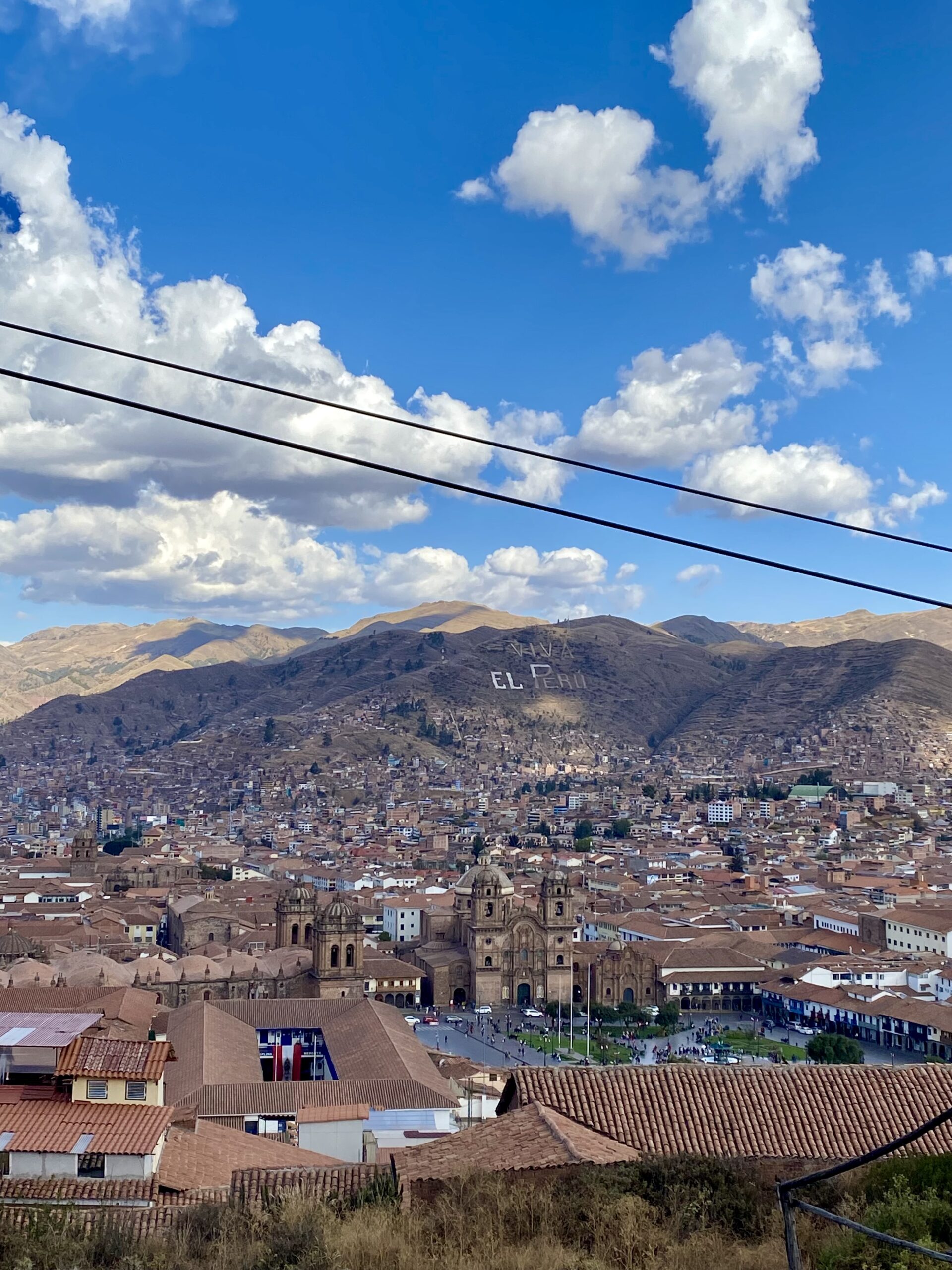 Veduta aerea di Cusco e montagna con scritta “Viva el Perú”