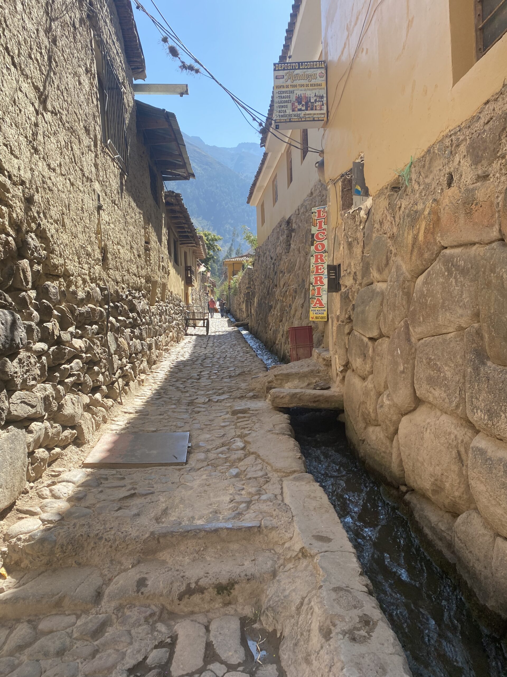 Canale d’acqua incaico lungo una strada del centro storico di Ollantaytambo
