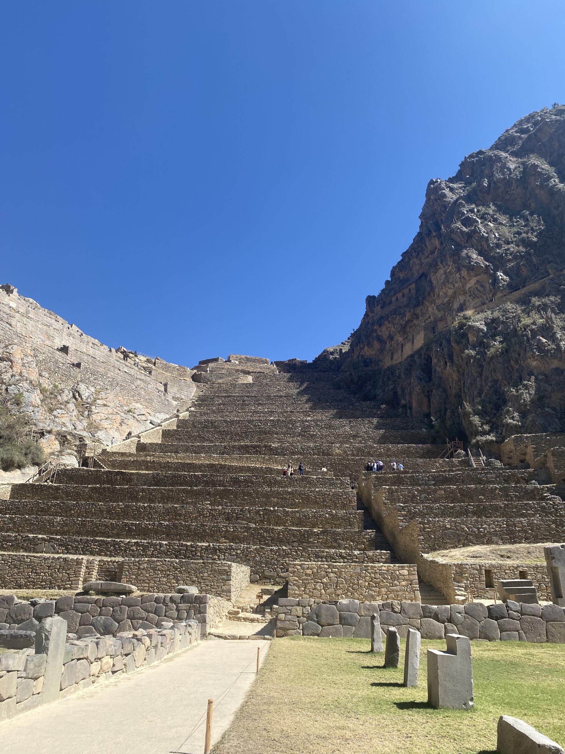 Terrazze agricole incaiche della Fortezza di Ollantaytambo sotto un cielo azzurro