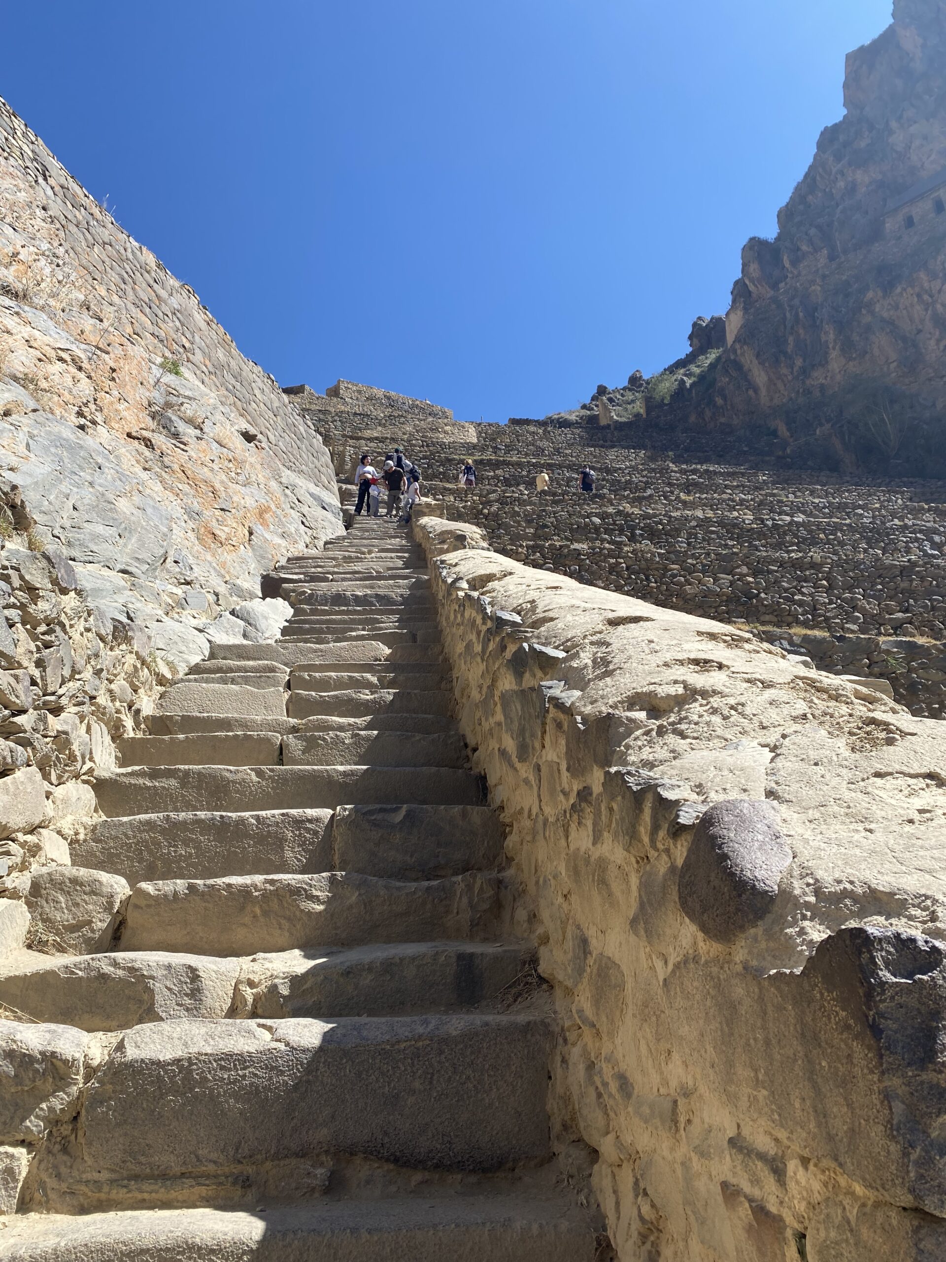 Scalinata Inca in pietra che conduce alla cima della Fortezza di Ollantaytambo