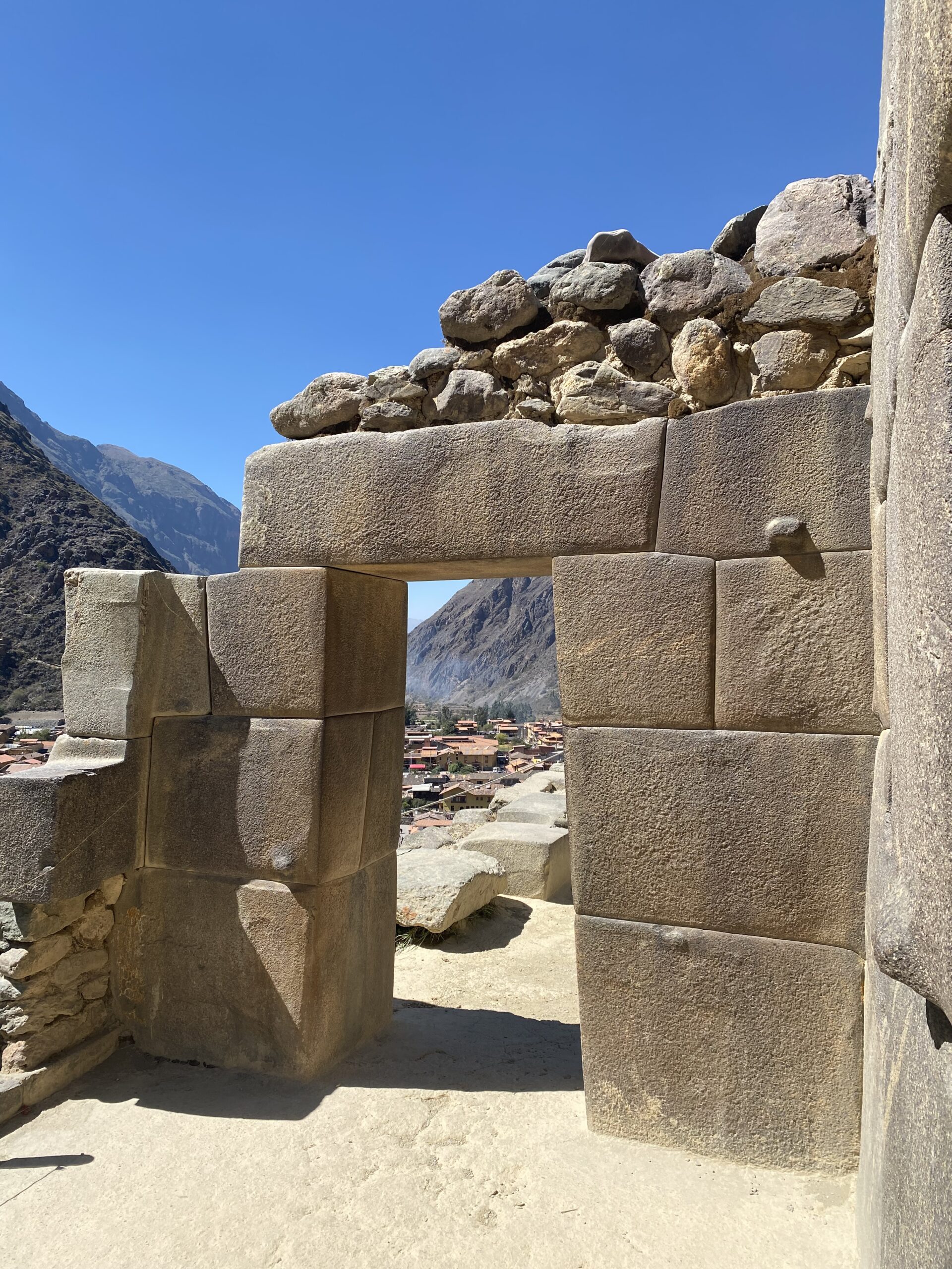 Porta Inca in pietra a Ollantaytambo con vista sulla Valle Sacra del Perù