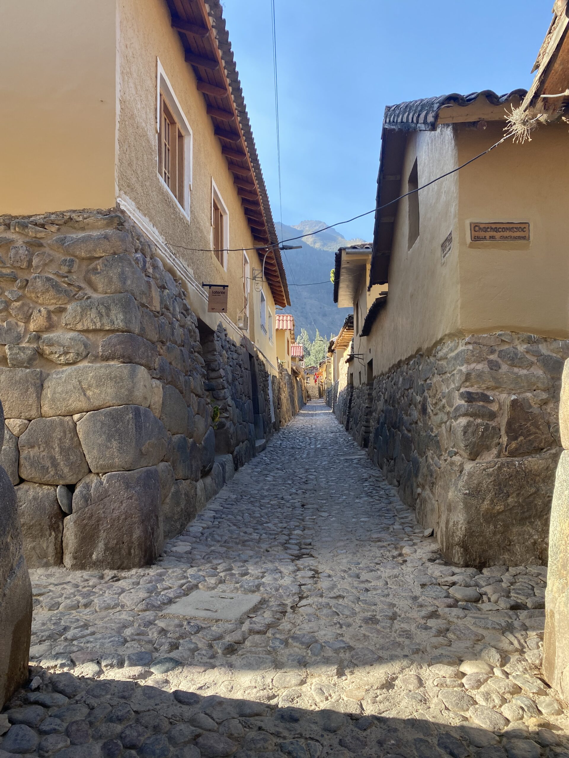 Vicolo acciottolato tra antiche case in pietra nel centro storico di Ollantaytambo