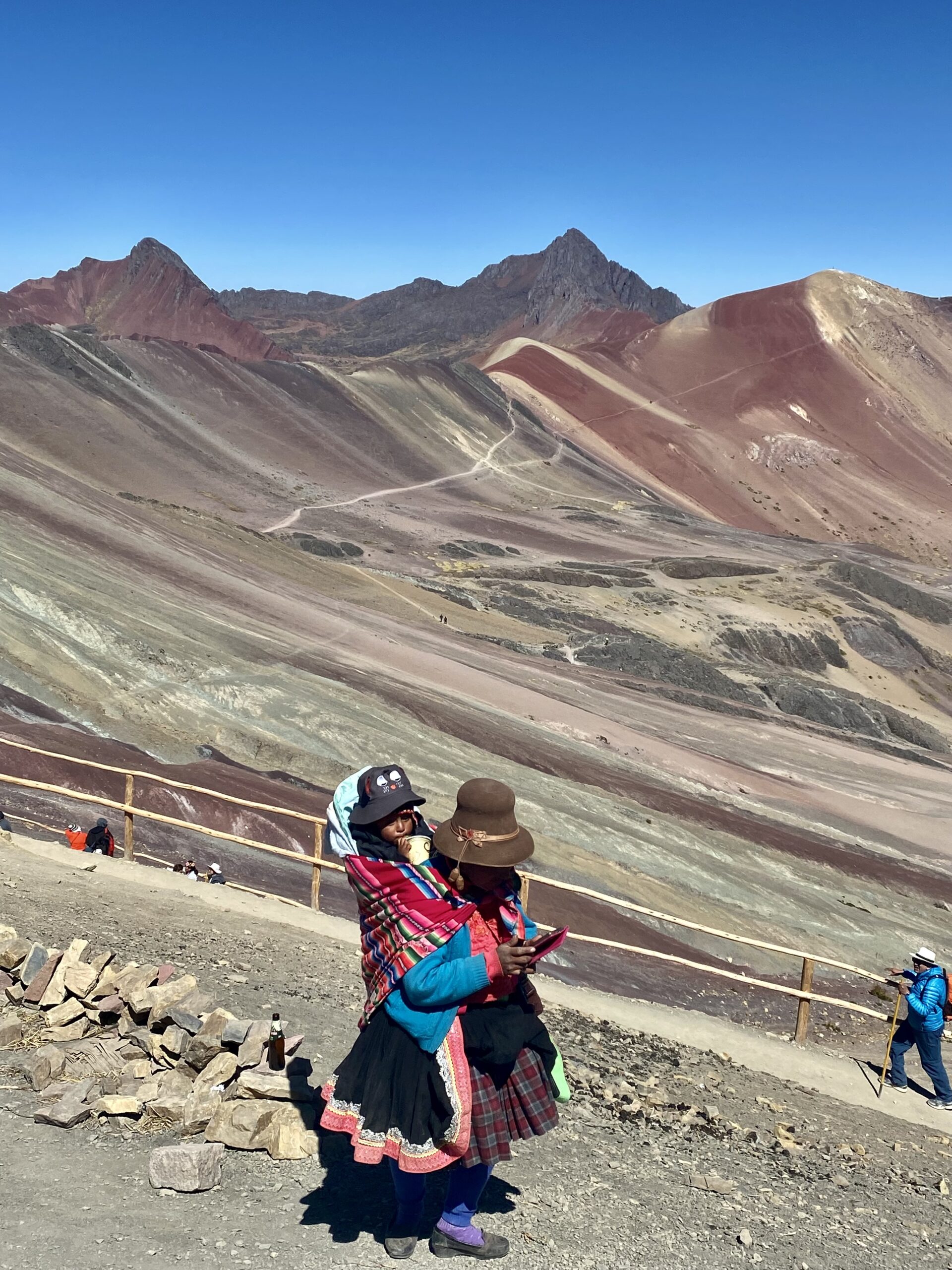 Donne peruviane in abiti tradizionali sulla Rainbow Mountain