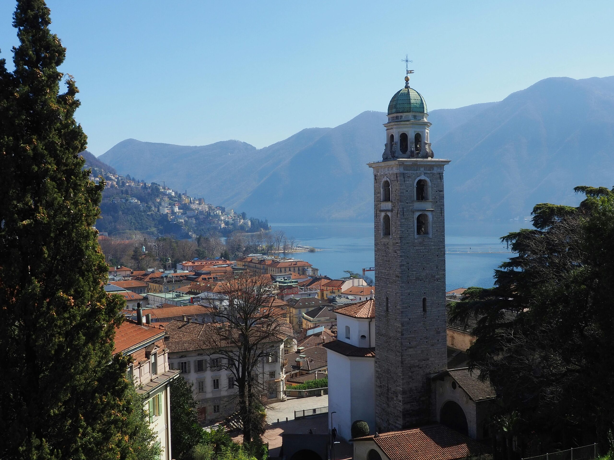 Il campanile di Morcote che domina il Lago di Lugano con le montagne sullo sfondo
