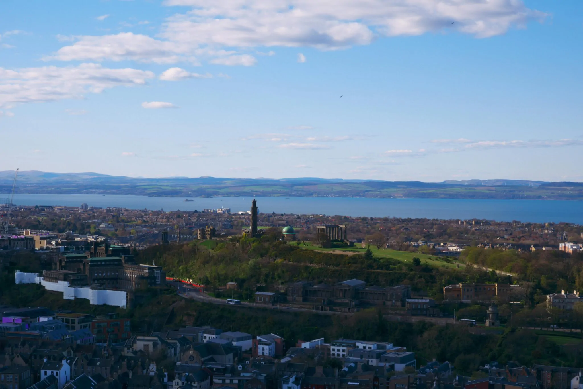Vista su Calton Hill con monumenti e mare sullo sfondo a Edimburgo