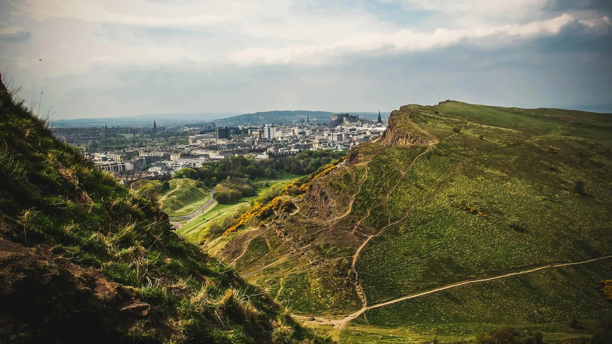 Vista su Edimburgo da Arthur's Seat, antico vulcano nel parco di Holyrood