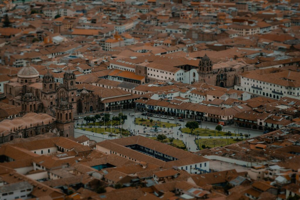 Vista aerea della Plaza de Armas a Cusco con la Cattedrale e gli edifici storici, Perù