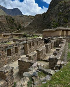 Rovine in pietra della Fortezza di Ollantaytambo con terrazze incaiche e montagne sullo sfondo