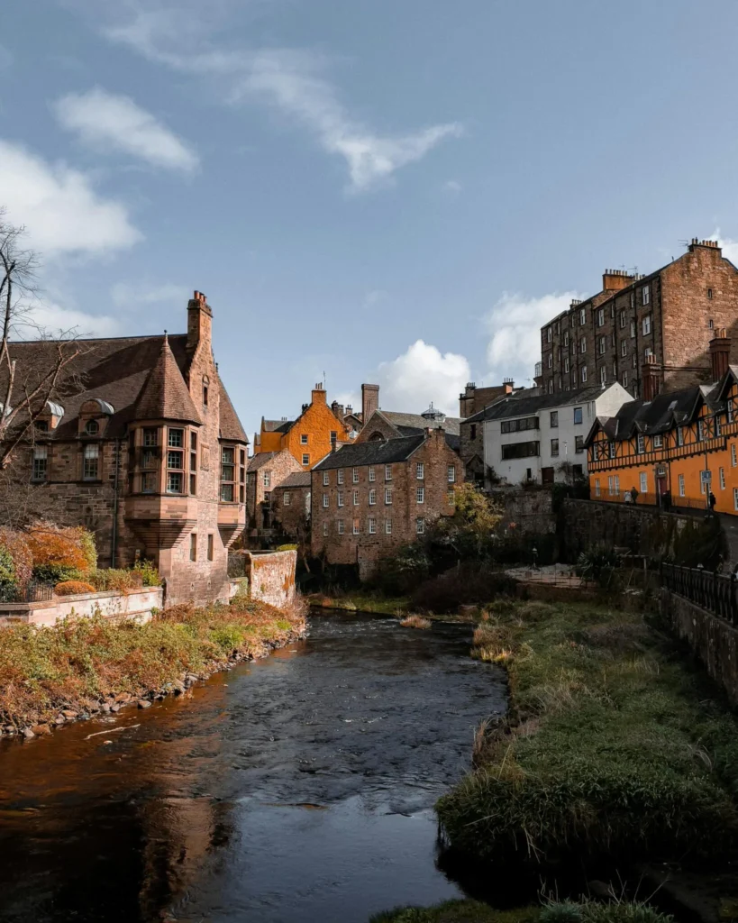 Dean Village con case storiche lungo il fiume Leith a Edimburgo