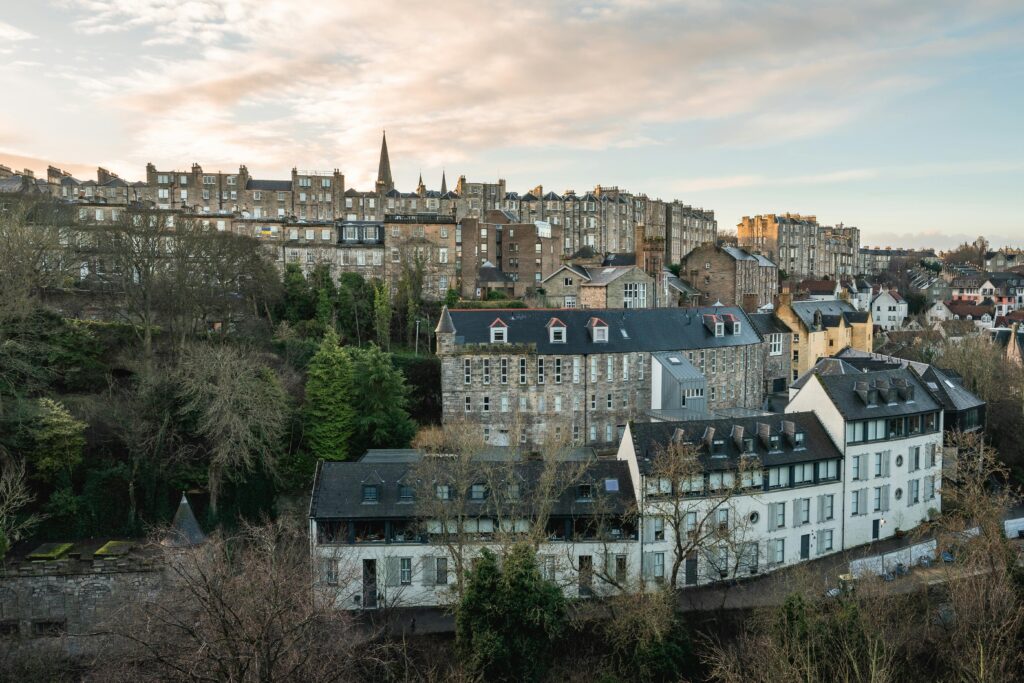 Vista panoramica delle case storiche di Edimburgo tra Dean Village e New Town