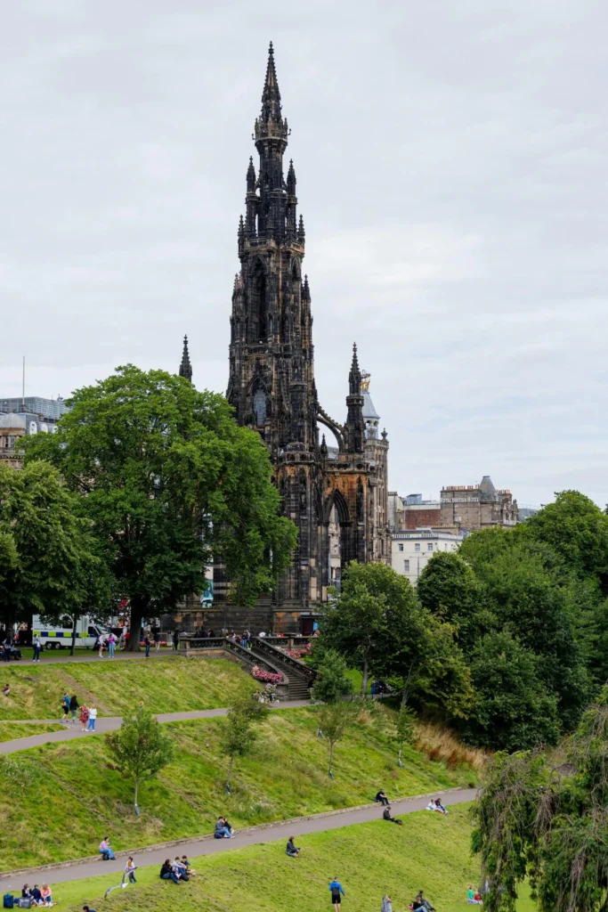 Il Monumento a Scott nei giardini di Princes Street, Edimburgo