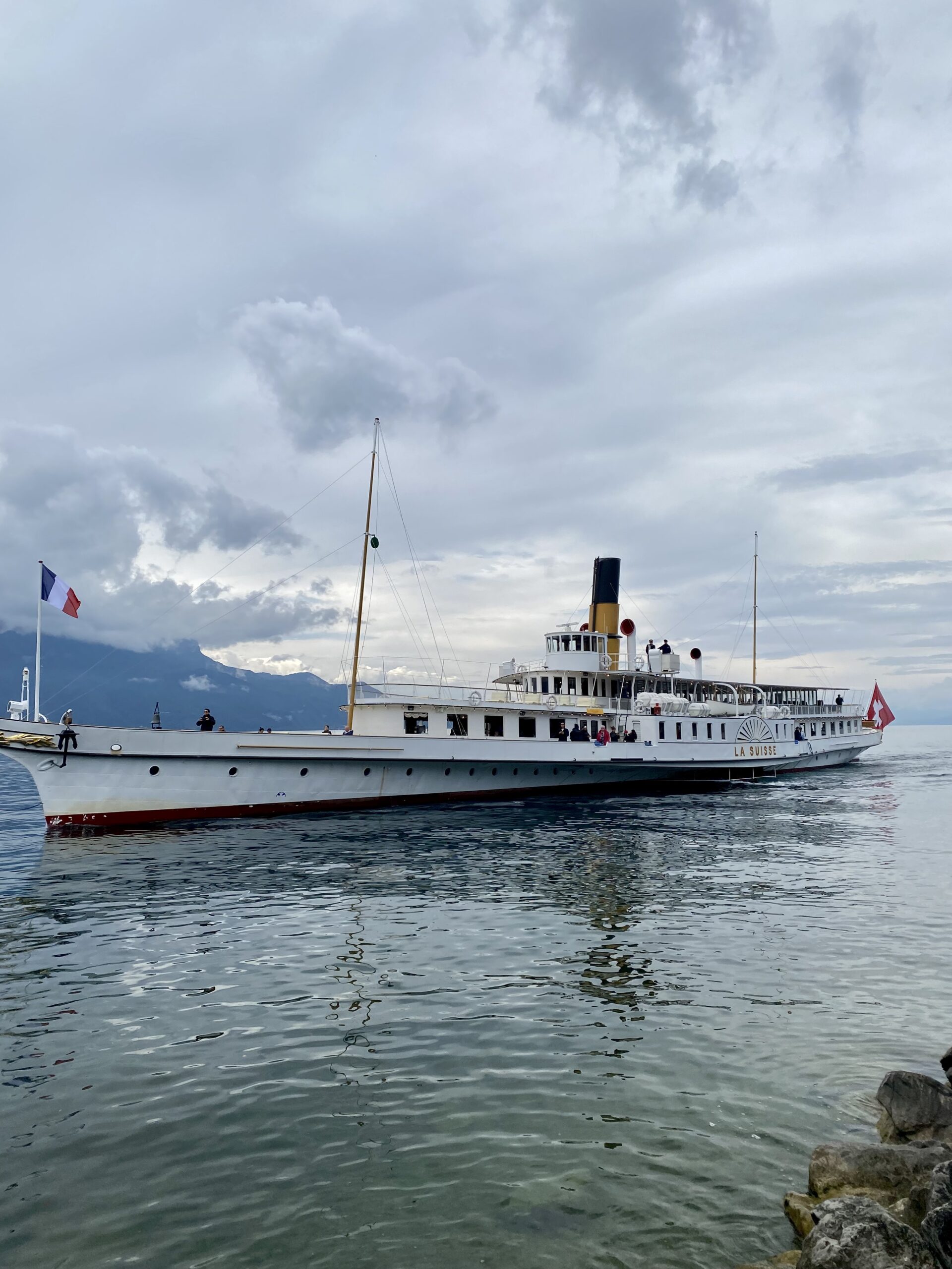 Piroscafo storico La Suisse attraccato sul Lago Lemano a Montreux