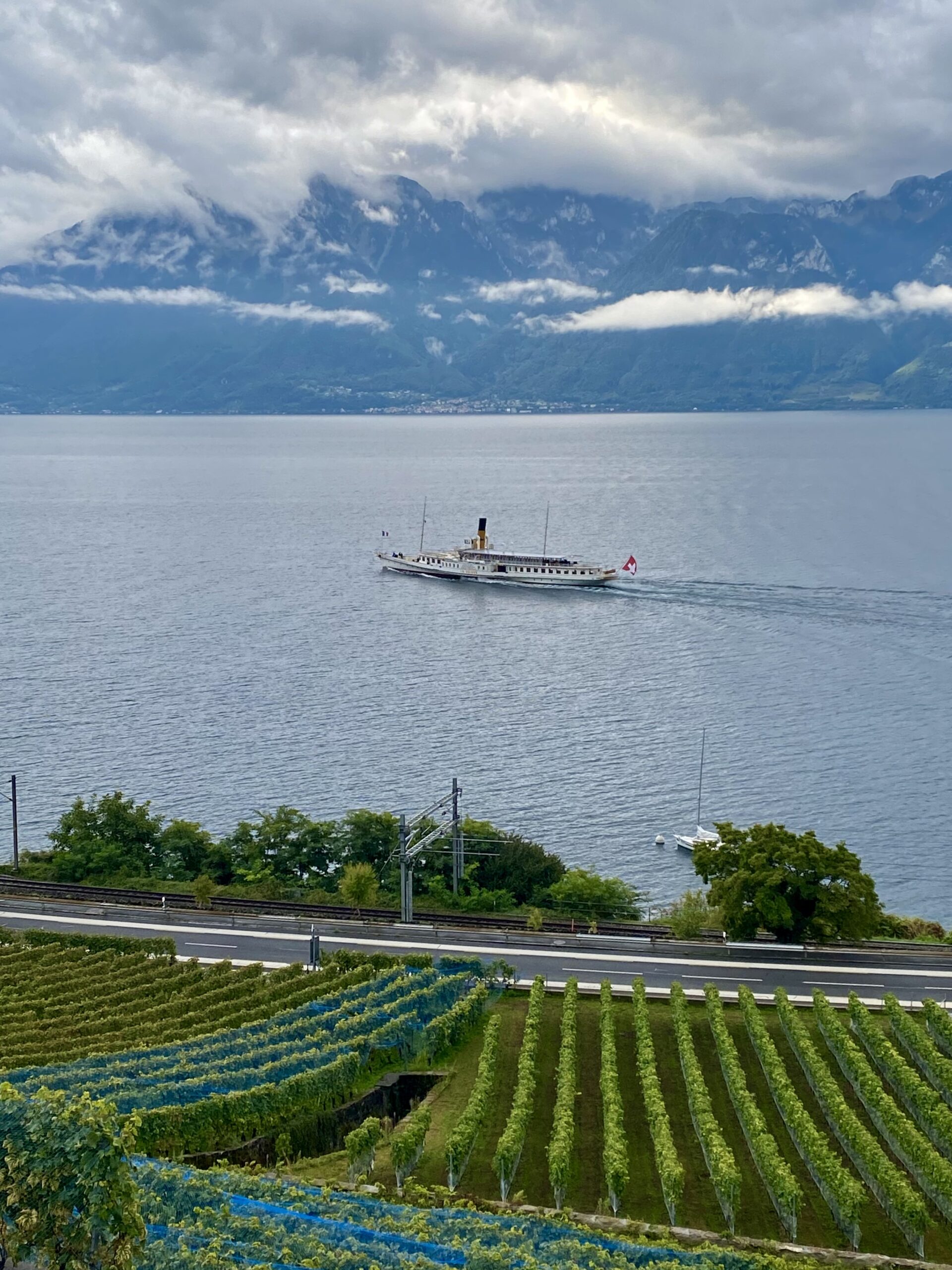 Battello Belle Époque sul Lago Lemano visto dai vigneti terrazzati del Lavaux
